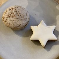 Spekulatius Macaron und Zimtstern  at ima vegan  in Hamburg