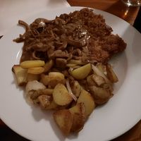 Veganes Jägerschnitzel mit Bratkartoffeln at Wirtschaft Richard Becker in Remscheid