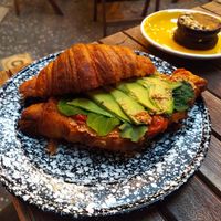 Croissant vegano con aguacate, y alfajor con crema de cajun at Macoco in Montevideo