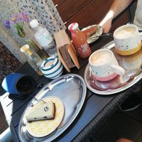 Rohe zuckerfrei Kuchen mit Cappuccino mit selbstgemachter Mandelmilch at Veshta in Bankya