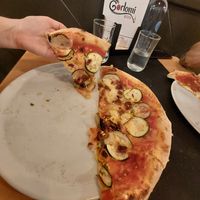 Esta es una foto de la Michella con mozarella vegana. Salsa de tomate, calabacín, tomate seco y pistacho que se añade después de ser horneada at Gorlomi Pizza in Pontevedra