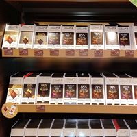 verschiedene bitterschokoladen, ab 60% sind sie glaub ich vegan, obwohl nicht gekennzeichnet (-30%/-40%) at Lindt Chocolate Shop (Outlet) in Bad Muenstereifel