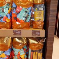 großpackungen - 11,99€ statt 26,26€ (-55%) und 9,99€ statt 19,94€ (-50%) at Lindt Chocolate Shop (Outlet) in Bad Muenstereifel