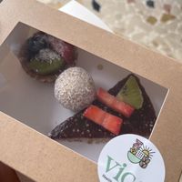 Crostatine di frutta ed energy ball al cocco   at Vica in Verona