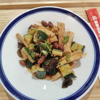 Insalata di cetrioli, yuba, funghi e arachidi - deliziosa at Tang Ramen in Padua