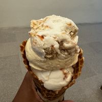 Triple scoop: guayaba x2 y vainilla con caramelo  #Veganuary at Via Lactea Scoop Shop in San Juan