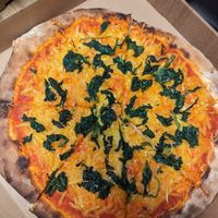 Pizza mit Spinat at Tok's Backspezialitäten in Blaubeuren