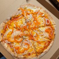 Pizza mit Paprika und Zwiebeln at Tok's Backspezialitäten in Blaubeuren