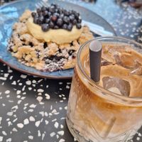 Jagodzianka and iced latte with oat milk at Black Woolf in Katowice