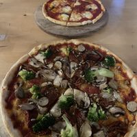 Pizza S (vegetarisch) und Pizza M (vegan) at Kai's Pizza in Karlsruhe