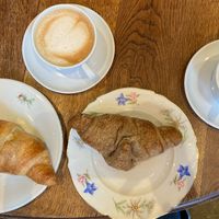 Cappuccino Decaf, Schokocrossaint und Johannisbeer  at Nonna's Cucina - Italian Streetfood in Munich