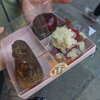 Schoko Erdnuss Eclair Kirsch Torte und Himbeer Törtchen. 28 Euro und eines war um 50% reduziert at Cream Dream - Covent Garden in London