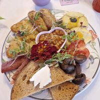 Full English breakfast   at Cream Dream in London