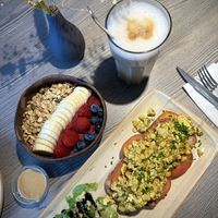 Veganes Frühstück mit Tofu-Ei, einer Joghurt Bowl und einem Latte macchiato   at Stulle & Meer in Sylt