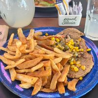Milanesa y hamburguesa con papas  at Archie's Pizzas & Burgers in Colonia Del Sacramento
