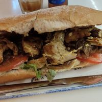 Bocadillo de Heura con cebolla pochada, lechuga, tomate y un toque de mostaza (lo que debería ser un vegetal en todos los lados) at Can Pons in Banyoles