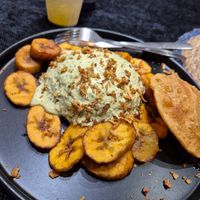 Reis mit Koriandersoße und Kochbananen mit Pako Pako at Atsika in Dieppe