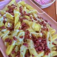 Fritas Isadora com bacon e queijo veganos at Em Cantos da Terra in Alfenas