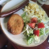 Plato combinado de escalope, salchica, patatas y ensalada at Puzzle Bar in Gijon