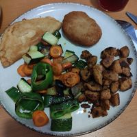 Plato combinado - escalopa, soja, tortilla y verduras salteadas at Puzzle Bar in Gijon