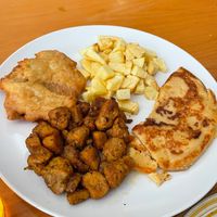 Plato combinado de escalope, seitán adobado, tortilla francesa y papas fritas  at Puzzle Bar in Gijon
