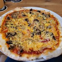 Vegane Pizza mit Antipasti at Weinbar Essbar Eisbar in Bochum