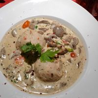 Hausgemachte Semmelknödel mit frischen Pilzen Lauchzwiebeln Und Cherrytomaten in Kräuterrahm at Restaurant im aktiv Sporthotel in Pirna