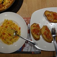 Creamy Cheez Vegan Pasta & Garlic Bread Bruschetta (vegan) at Pizza Hut in Saarbrucken