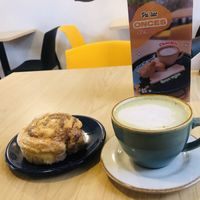 Rollo de canela y matcha   at ChapiYork in Bogota