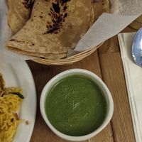 Raita à la menthe et chapatis at Tula in Montreal