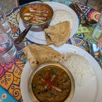 En haut, poulet végétal au beurre. En premier plan, Tikka Masala at Tula in Montreal