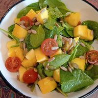 Ensalada espinacas y mango at Out of India in Barcelona