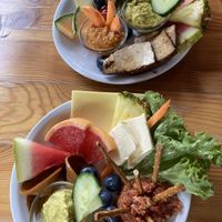 2 Varianten des veganen Frühstücks  at Cafe Miller in Hamburg