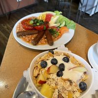 Veganes englisches und Müsli mit Sojajoghurt & Obstsalat  at Cafe Miller in Hamburg