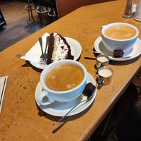 Café Crema und Maulwurf Kuchen (vegan)  at Cafe Miller in Hamburg