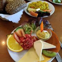 Breakfast 'vegan & herzhaft' plus scrambled tofu at Cafe Miller in Hamburg