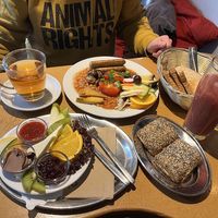 vordergrund: süßes veganes frühstück mit glutenfreien brötchen, hintergrund veganes englisches frühstück at Cafe Miller in Hamburg