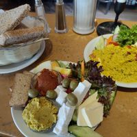 Deftiges Frühstück und scrambled Tofu at Cafe Miller in Hamburg