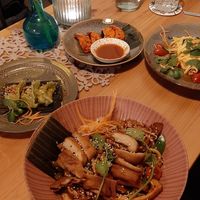 Gedämpfte Dumplings (links) + Banh Canh Chicken mit Udon-Nudeln und veganem Hähnchen (unten) at Bo's Viet Deli in Munich