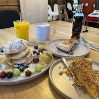 Tolle Auswahl an veganen Kuchen & sogar Pancakes 🤩  at Café Rot in Dortmund