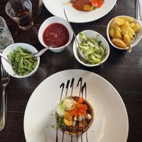 Pumpkin pie, bijgerechten (die rabarber compote kan je daar ook los kopen en is superlekker ♥️ aardappels voor ons in olijfolie) en gerecht waarvan ik de naam ben vergeten   at ’t Koaikershuus in Ameland