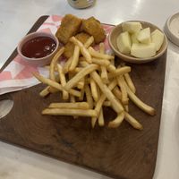 Kinder teller nuggets und Äpfel war gut  at Kynd Community - Canggu in Canggu