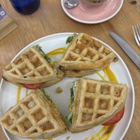 Waffles con tofu y latte   at Lilo Brunch in Madrid