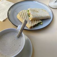 Aguacate, espinacas y tomate deshidratado   at Hippie Coffee in Badalona