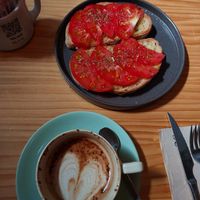 Coffee with oat milk and tosts with tomatos at Mori Cafés Especiais - Rhin in Santiago De Compostela
