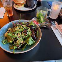 Salade met orechietti-pasta, geroosterde kikkererwten, basilicumpesto en courgette. Tegenover de vegan burger met gochujangmayonaise, smaakte verder niet heel bijzonder zei ze at LantarenVenster in Rotterdam