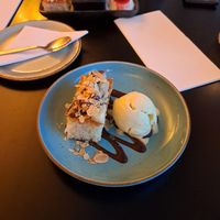 Vegan amandelcake met karamel, ananas en kokosijs met chilivlokken (laatste merkte ik niet per se) at LantarenVenster in Rotterdam