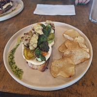 Hummus Brot mit Gemüse und Chips at Vedya in Siargao
