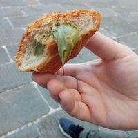Farcitura del croissant at Il Duomo Pasticceria Americanbar in Pietrasanta