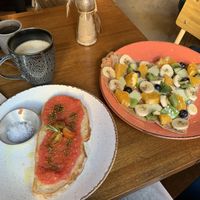 Tostada de tomate & Galette Healthy Fruity  at Doux-Amer Café in Valencia